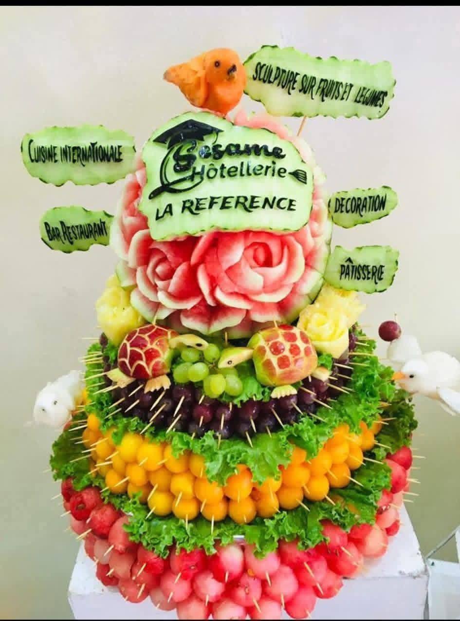 Fruit and vegetable centerpiece carved by SÉSAME Hôtellerie students